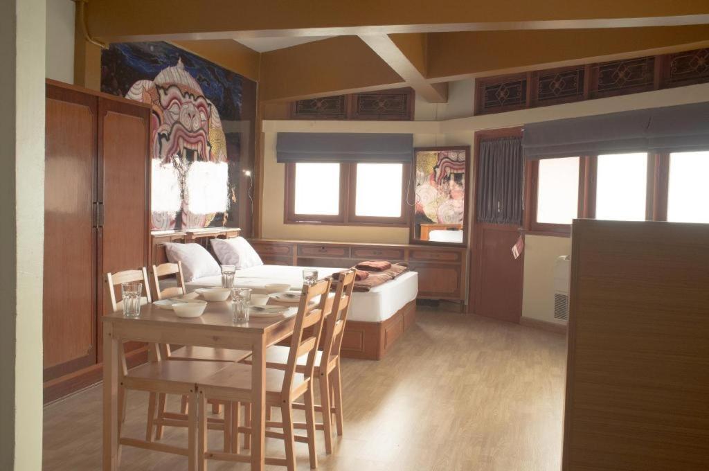 Alameda Suites Hotel Банкок Екстериор снимка