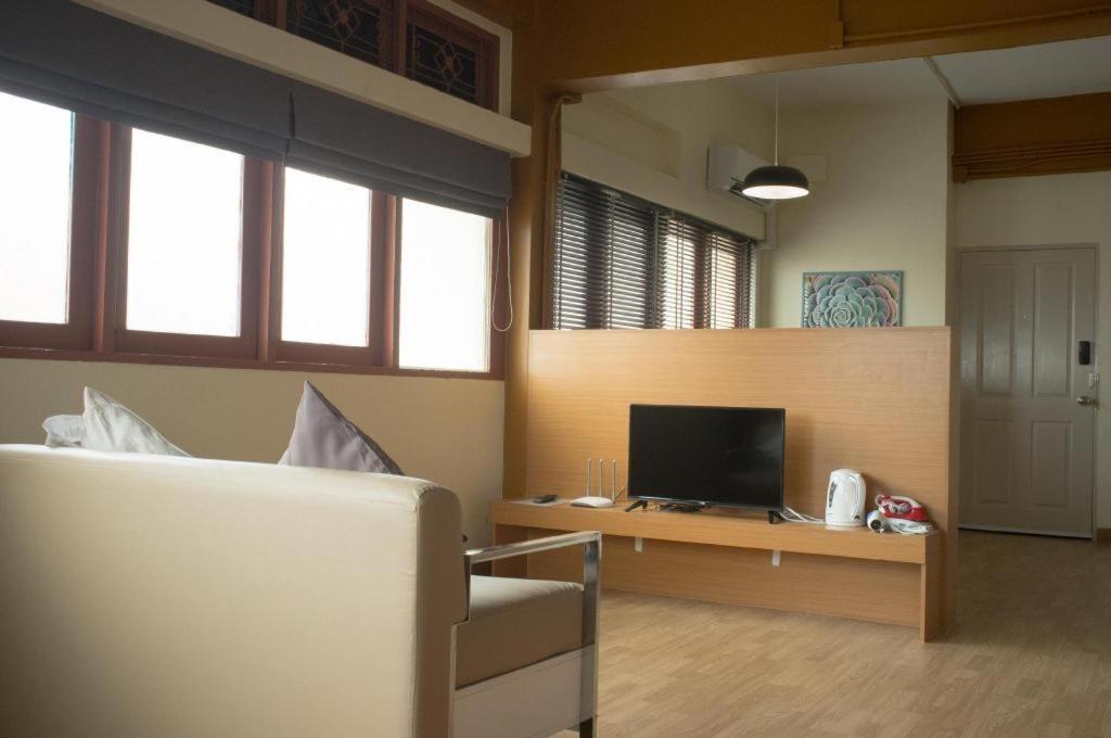 Alameda Suites Hotel Банкок Екстериор снимка
