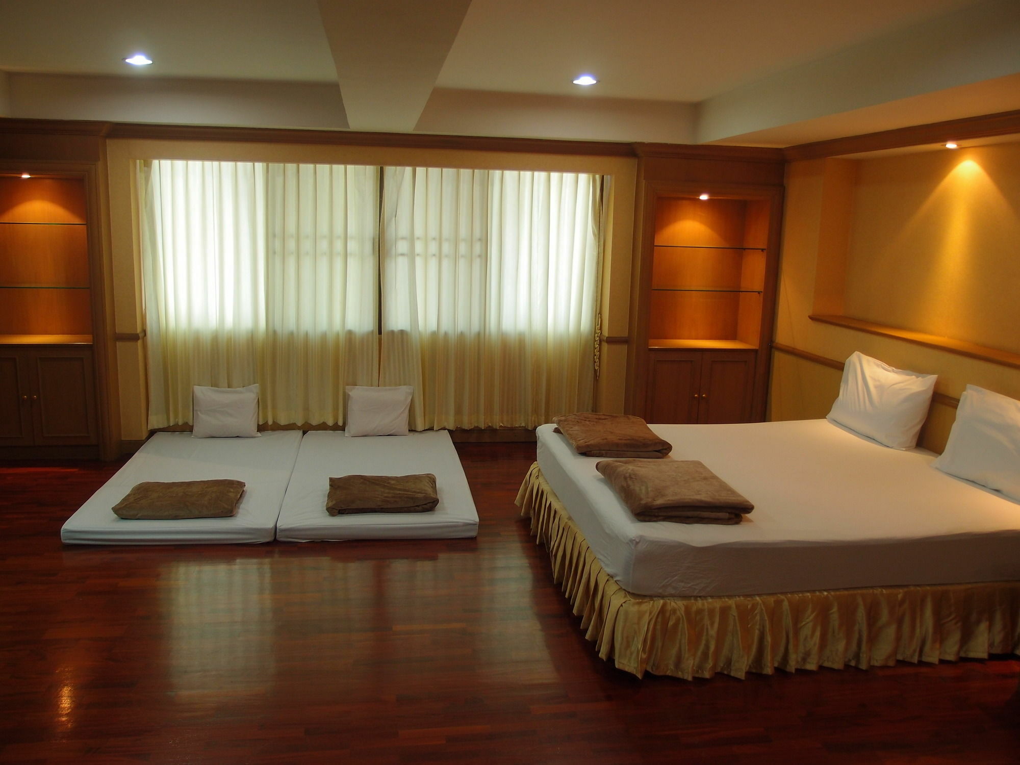 Alameda Suites Hotel Банкок Екстериор снимка