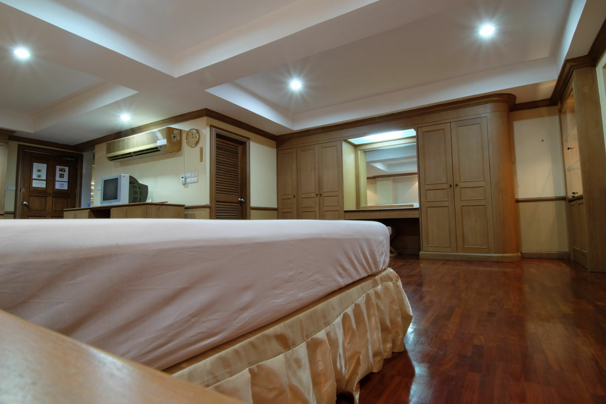 Alameda Suites Hotel Банкок Екстериор снимка