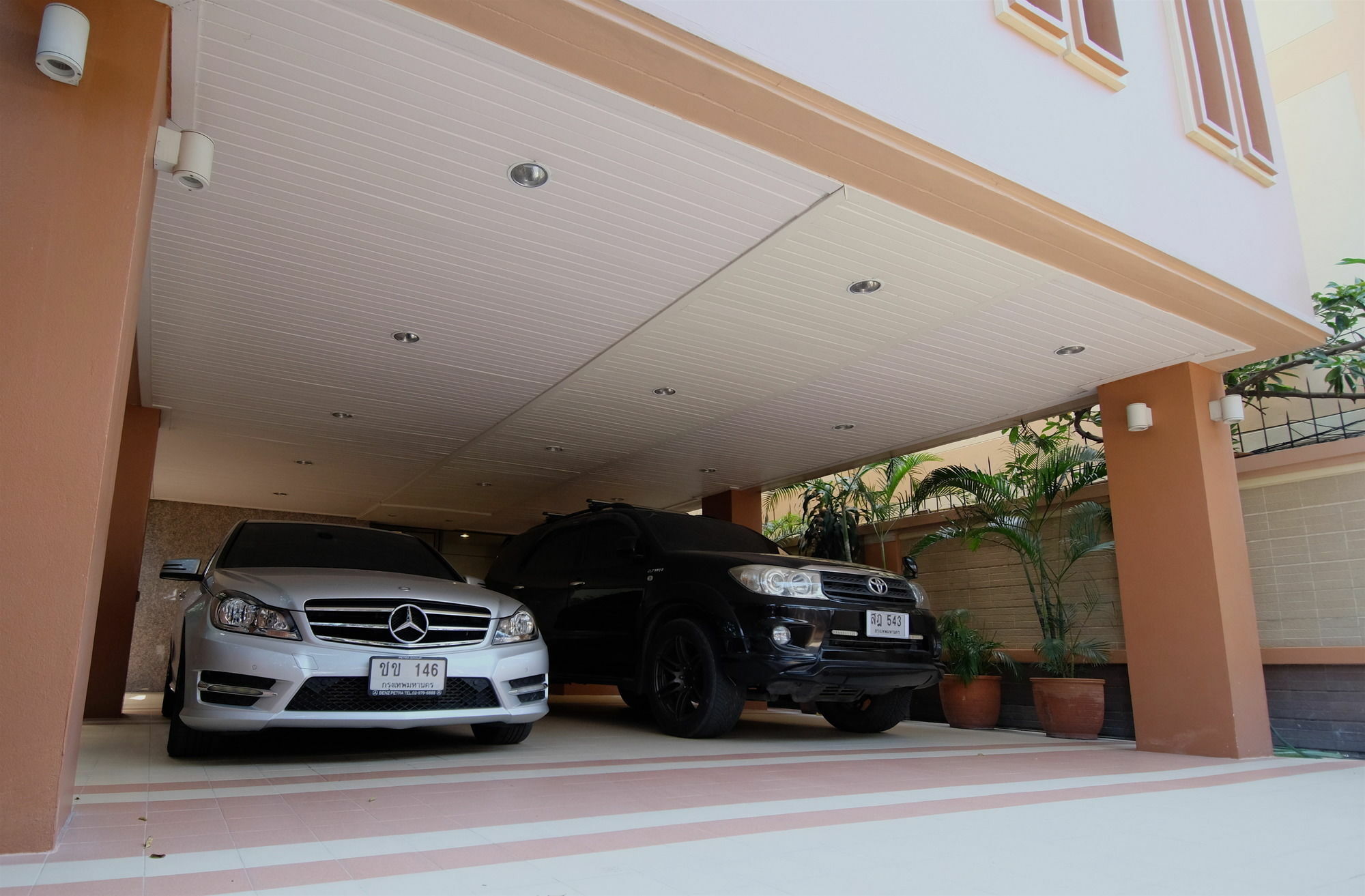 Alameda Suites Hotel Банкок Екстериор снимка