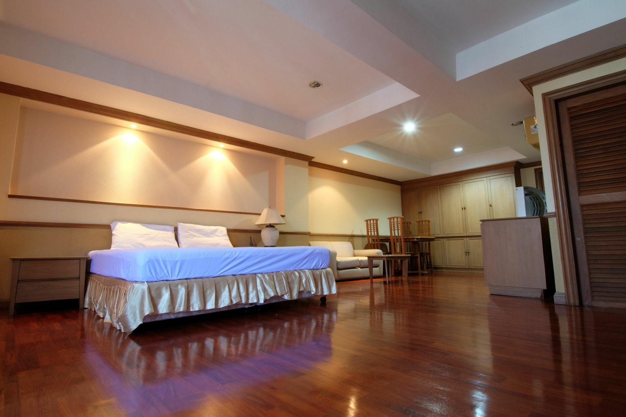 Alameda Suites Hotel Банкок Екстериор снимка